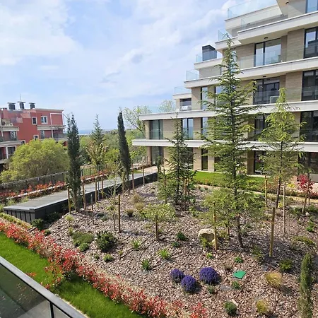 Luxury 2 Flat Free Parking, Pool And Wifi アパート ヴァルナ