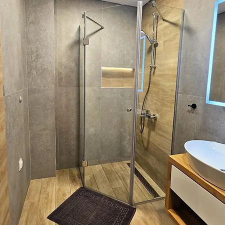 Luxury 2 Flat Free Parking, Pool And Wifi アパート ヴァルナ