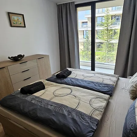 Luxury 2 Flat Free Parking, Pool And Wifi Apartment