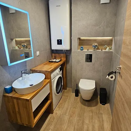 Luxury 2 Flat Free Parking And Wifi Apartment *