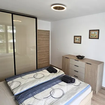 Luxury 2 Flat Free Parking And Wifi Apartment